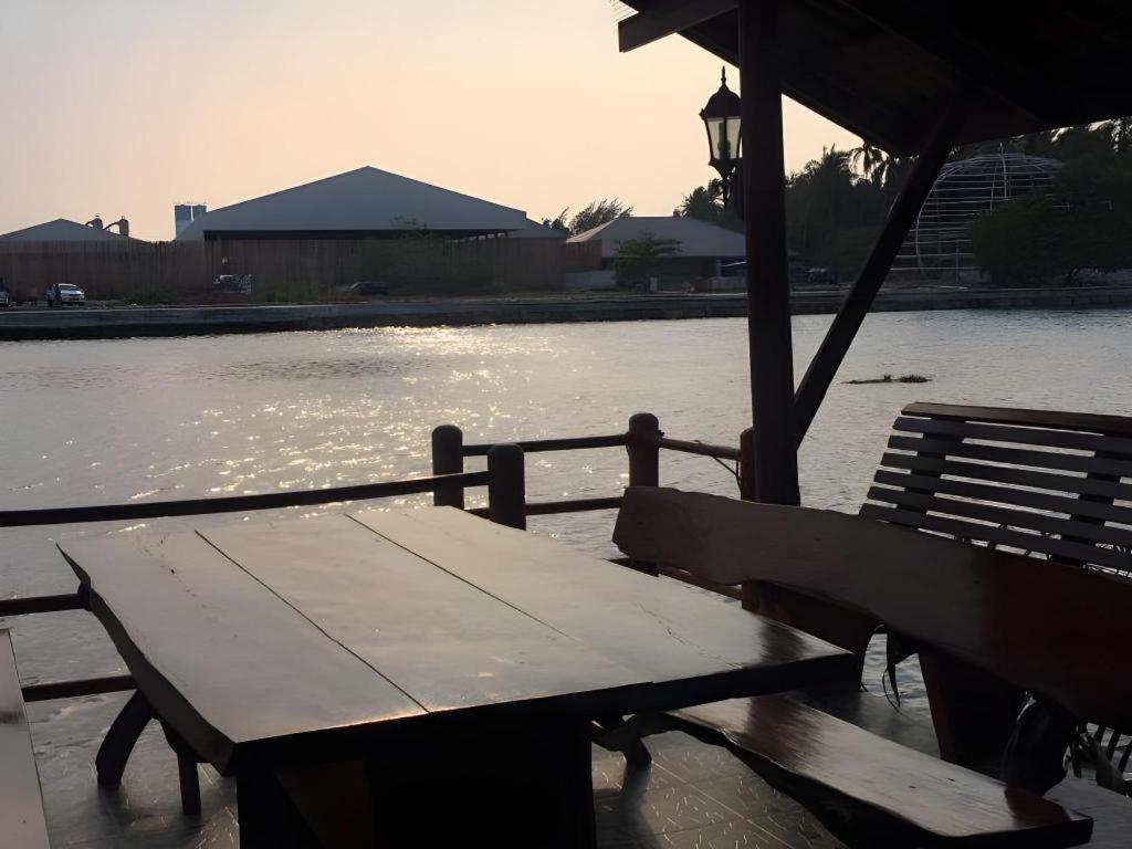 Ruennamyen Resort Amphawa Samut Songkhram Exterior foto